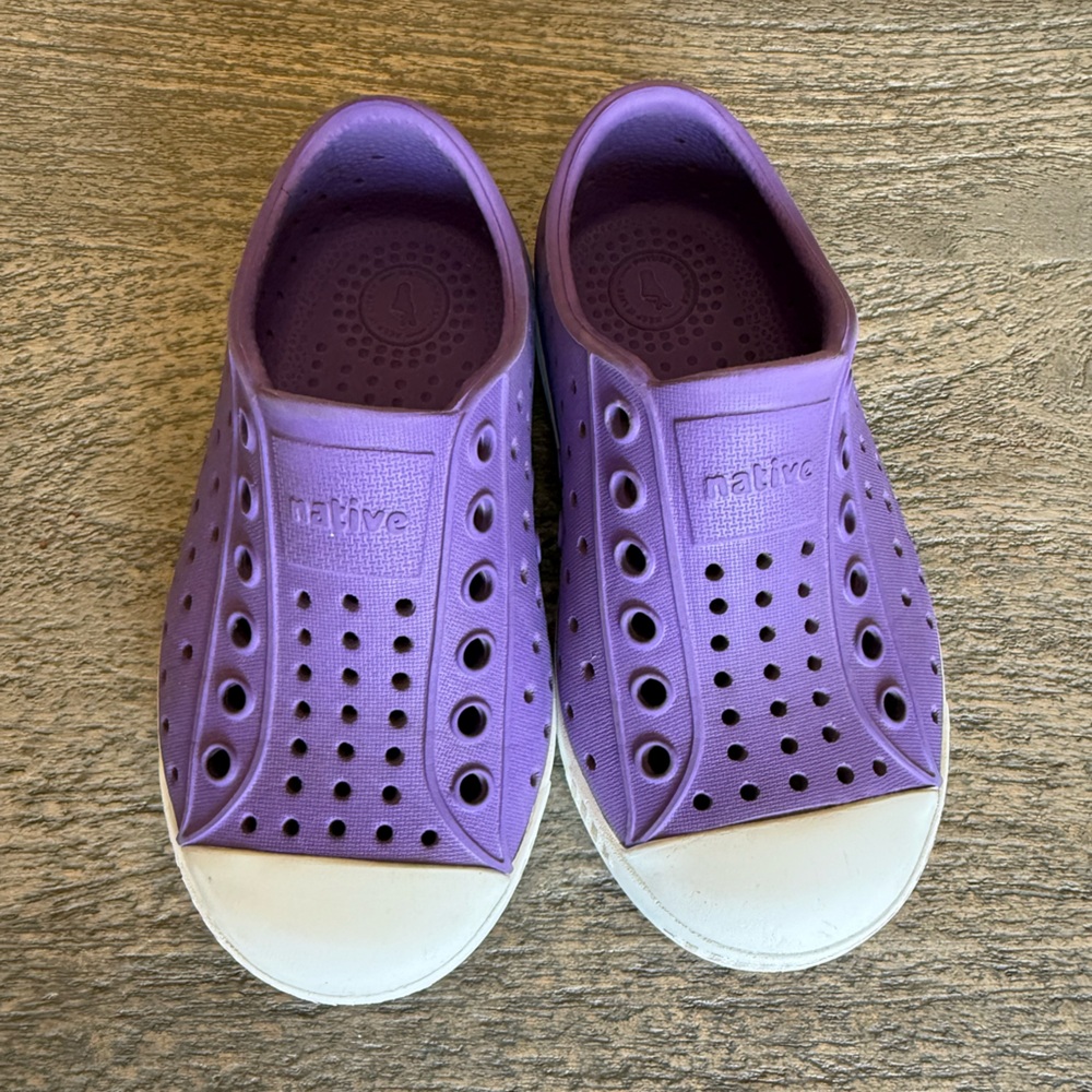 Native Kids Water Shoes in Purple and White